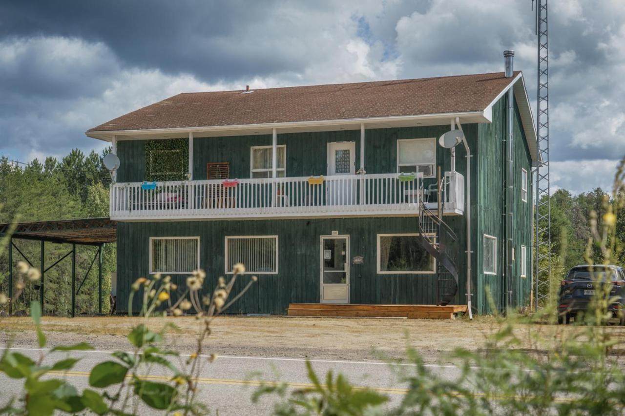 Le Refuge Du Repaire Saint-Alexis-des-Monts Exterior foto